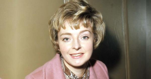 BARBARA LEIGH-HUNT笑着穿着粉色夹克