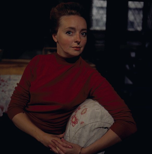 英国女演员芭芭拉·雷·亨特在1967年电视剧《阴谋》片场摆姿势